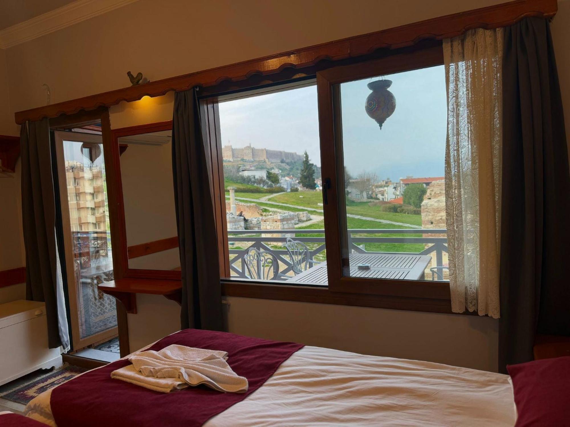 Ephesus Selcuk Castle View Suites Bagian luar foto